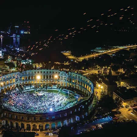 Apartament In With Wifi Pula