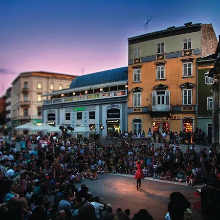 In With Wifi Apartment Pula